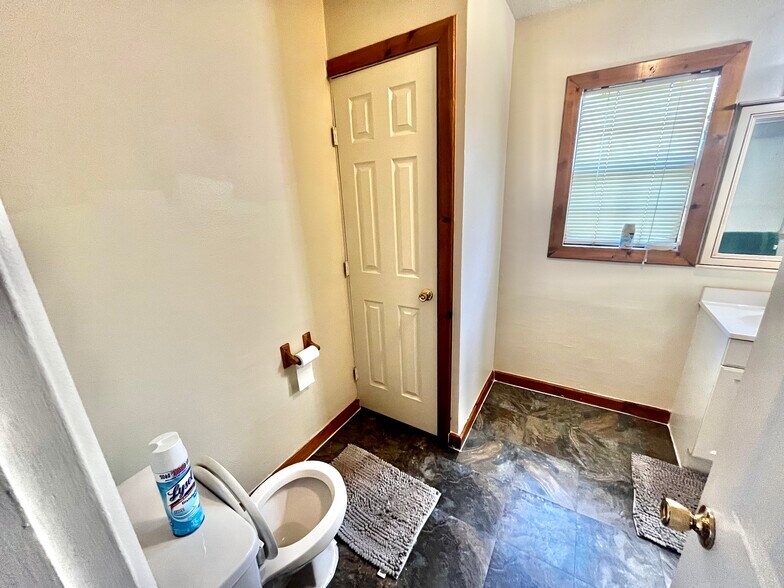 More Photos Of 215 N Broadway St, Post Hotel For Sale