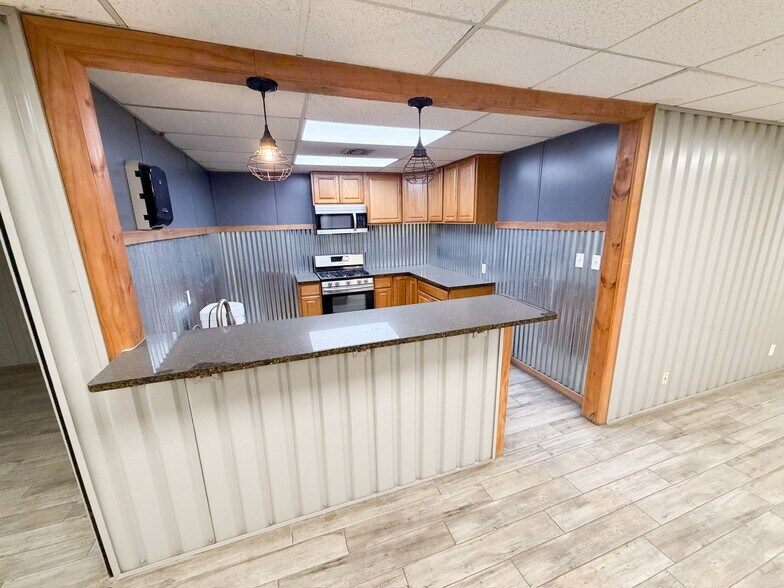 More Photos Of 2031 Trade Dr, Midland Showroom For Sale