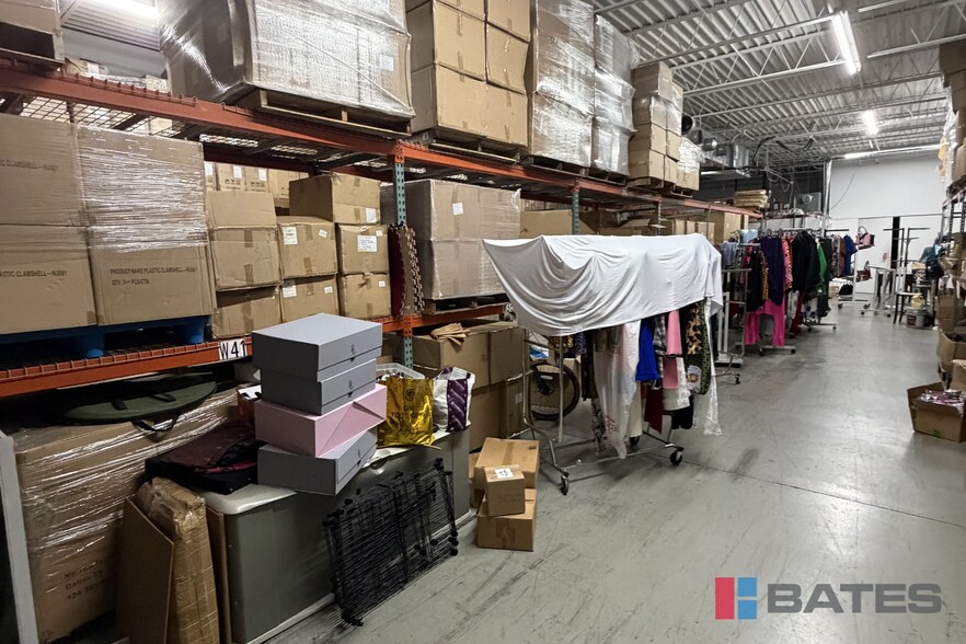 More Photos Of 1033 Quaker St, Dallas Light Distribution For Lease