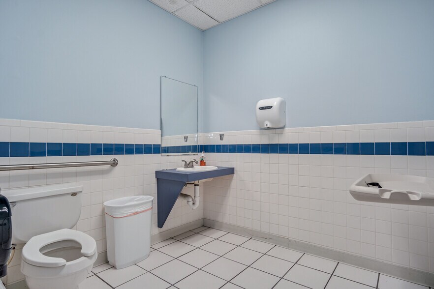 More Photos Of 5506 Broadway Blvd, Garland Medical For Sale