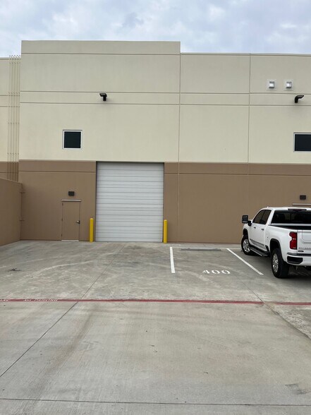 More Photos Of 1100 Lakeside Parkway, Flower Mound Industrial For Lease