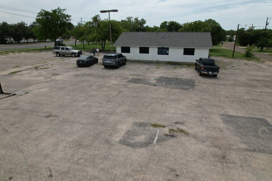 More Photos Of 203 W New Hope Dr, Cedar Park Office For Sale