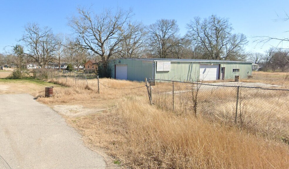More Photos Of 610 New York St, Navasota Flex For Sale