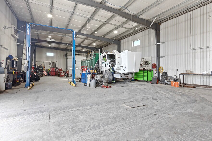 More Photos Of 143 Walgreen Rd, Ottawa Warehouse For Sale