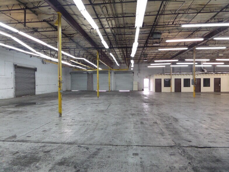 More Photos Of 2602 W Holly St, Phoenix Warehouse For Lease