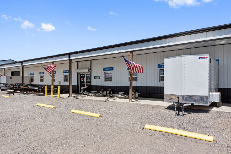 More Photos Of 26091 OK-51, Wagoner Showroom For Sale