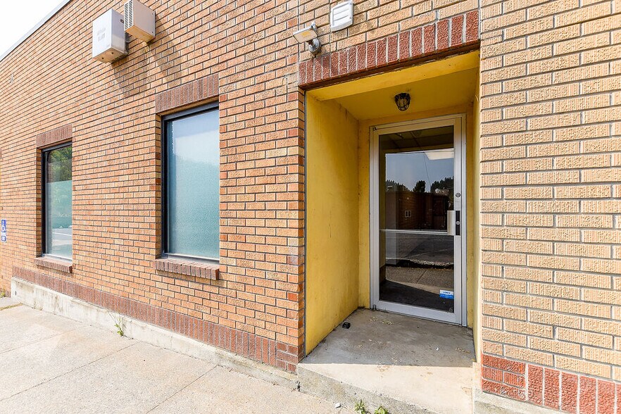 More Photos Of 424 S Main St, Troy Bank For Sale