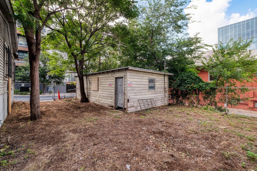 More Photos Of 911 E 6th St, Austin Freestanding For Sale