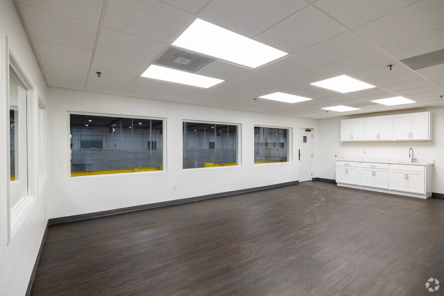 More Photos Of 6708 Harney Rd, Tampa Distribution For Lease