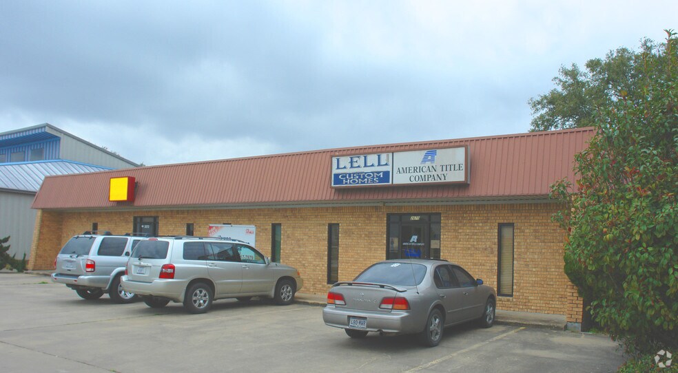 More Photos Of 2670 Highway 35 Byp S, Alvin Office For Lease