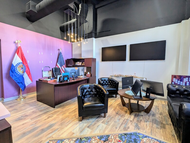 More Photos Of 1100 Locust St, Saint Louis Storefront Retail Office For Lease