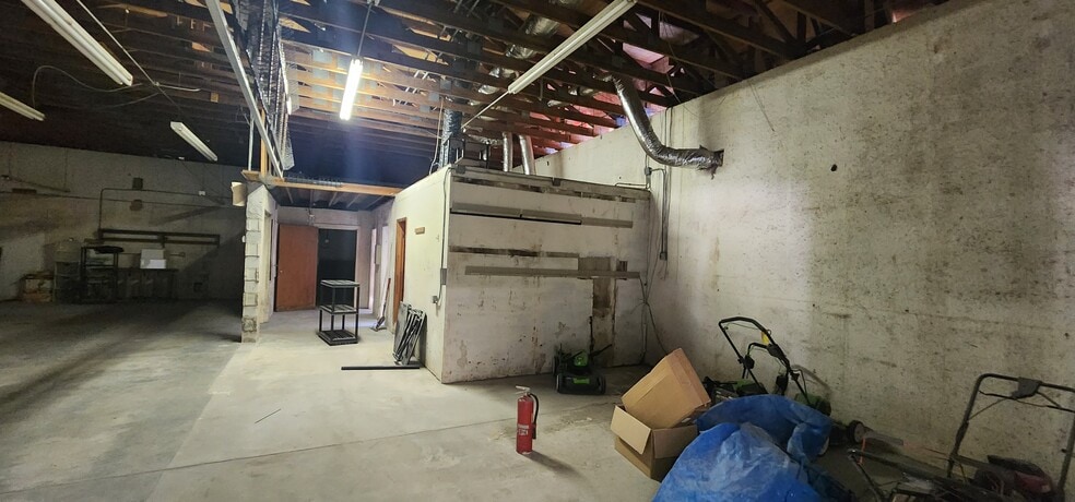More Photos Of 284 S Center St, Pierson Auto Repair For Lease