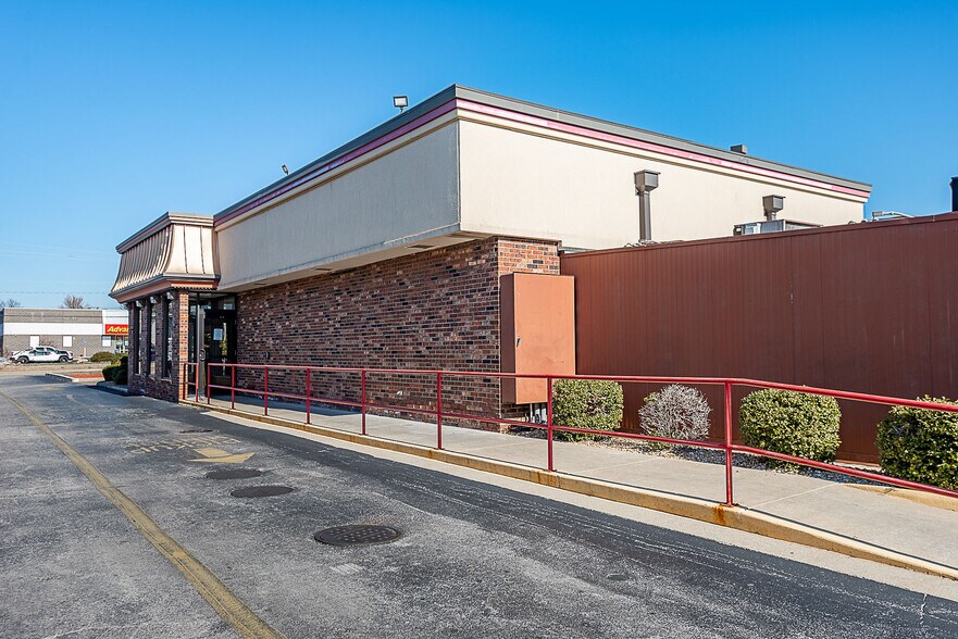 More Photos Of 1272 E Battlefield St, Springfield Restaurant For Lease