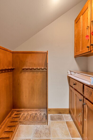 More Photos Of 43 Pool Rd, Richards Specialty For Sale
