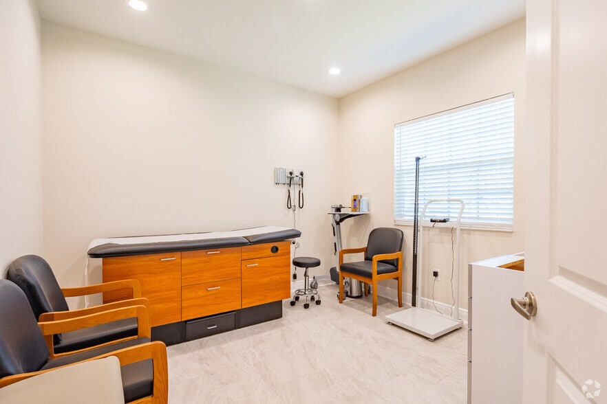 More Photos Of 13139 W Linebaugh Ave, Tampa Medical For Lease