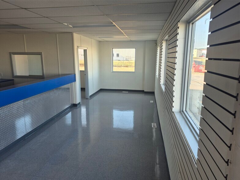 More Photos Of 8101 102 Ave, Peace River Warehouse For Lease