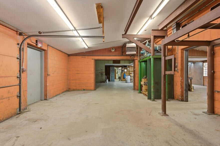 More Photos Of 520 W Broadway St, Blair Warehouse For Sale