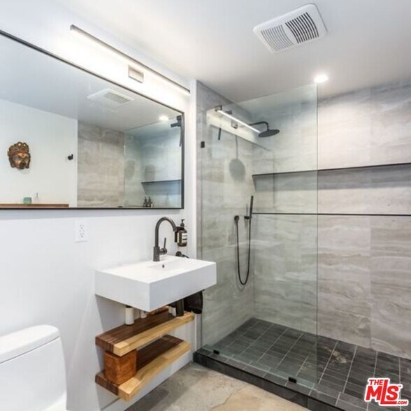 More Photos Of 5005 W Washington Blvd, Los Angeles Storefront Retail Residential For Lease