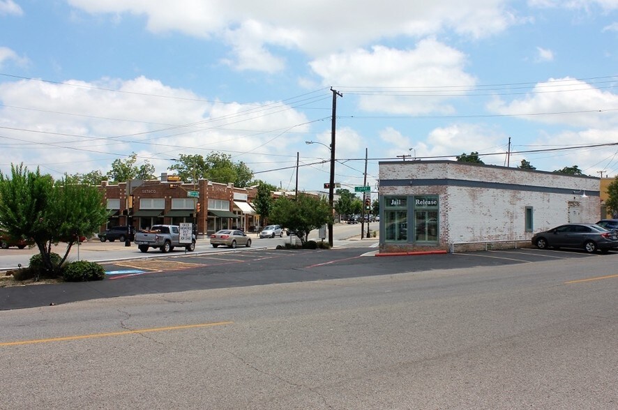 More Photos Of 900 W Davis St, Dallas Freestanding For Lease