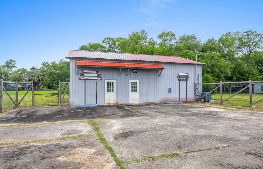 Primary Photo Of 816 Goodwin St, Vinton Flex For Sale