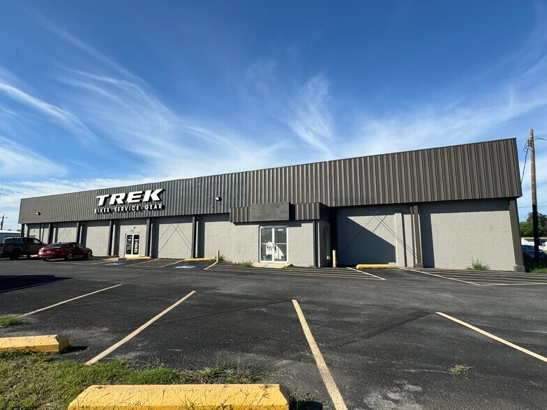 More Photos Of 1502 N 77 Sunshine Strip, Harlingen Storefront Retail Office For Lease