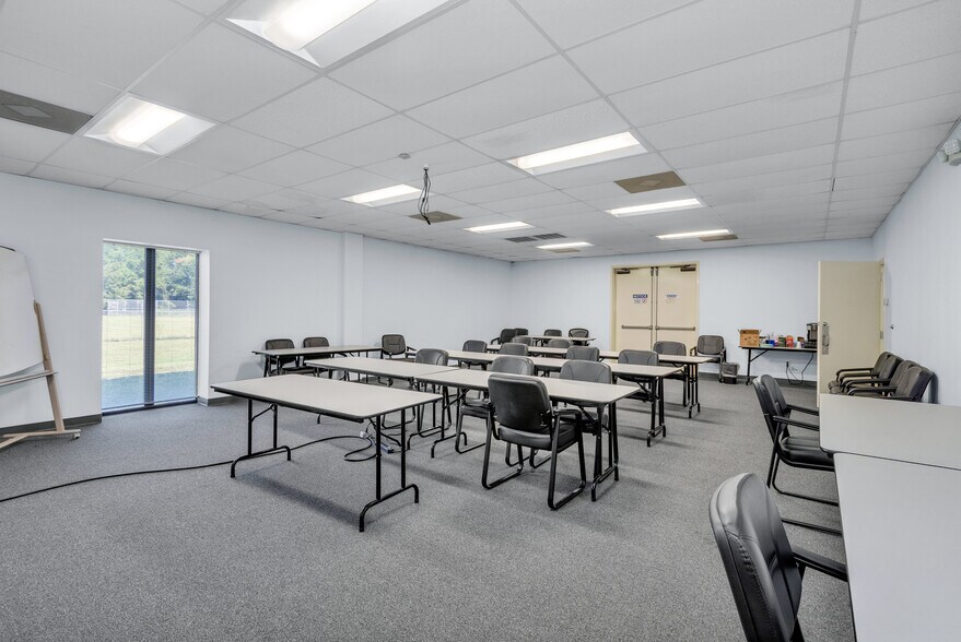 More Photos Of 1703 Marvin Griffin Rd, Augusta Light Distribution For Lease
