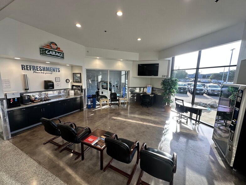 More Photos Of 2425 Broadway St NE, Minneapolis Auto Dealership For Sale