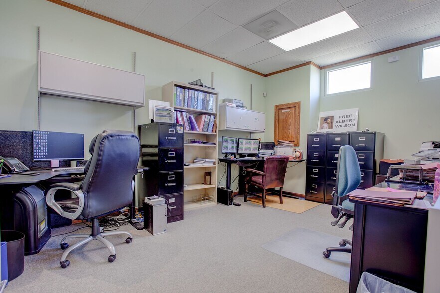 More Photos Of 2311 Wakarusa Dr, Lawrence Freestanding For Lease