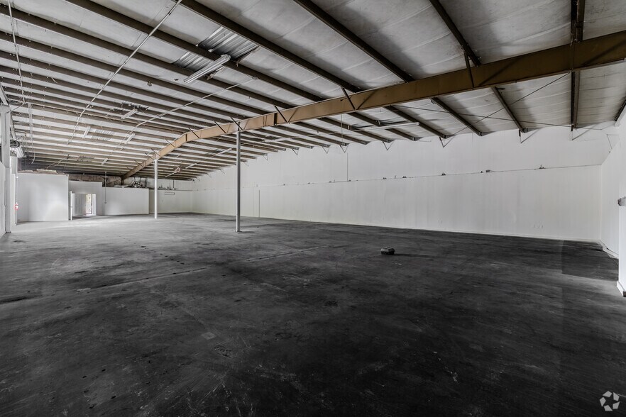 More Photos Of 1000-1026 Savage Ct, Longwood Showroom For Lease