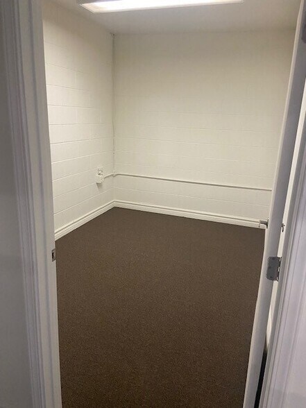 More Photos Of 541-555 E Edna Pl, Covina Showroom For Lease