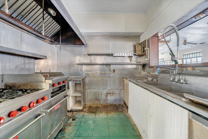 More Photos Of 630 Lowe St, Buchanan Restaurant For Sale