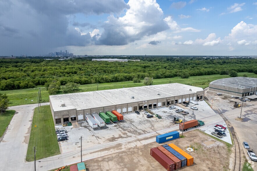 More Photos Of 1819 Turning Basin Dr, Houston Warehouse For Lease