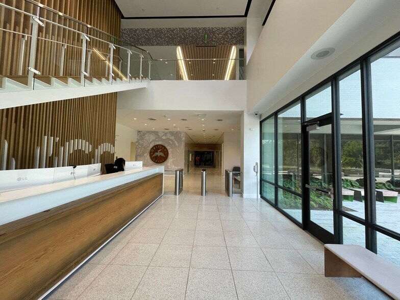 More Photos Of 2237 S Acadian Trwy, Baton Rouge Office For Lease