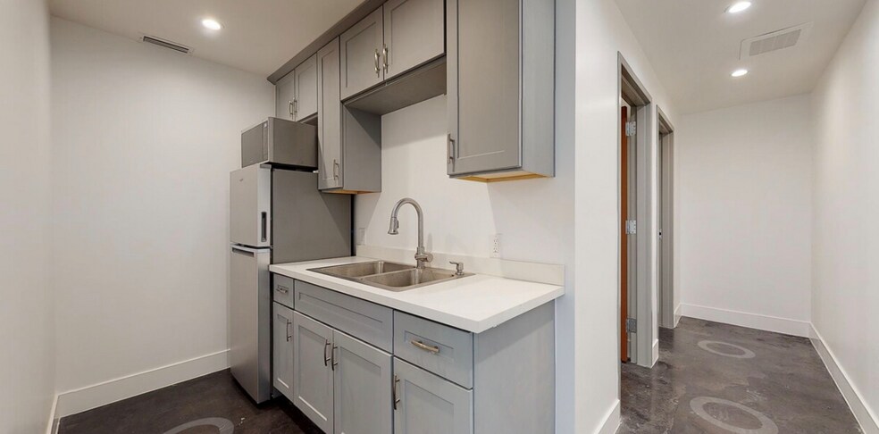 More Photos Of 5325 Topanga Canyon Blvd, Woodland Hills Office Residential For Lease