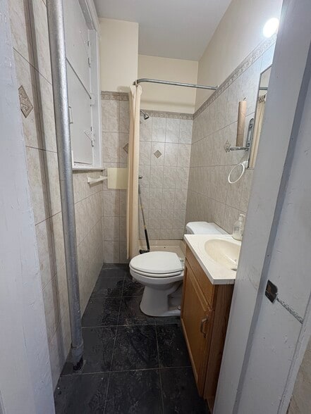 More Photos Of 98 Vreeland St, Staten Island Storefront Retail Residential For Lease