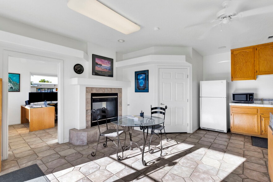 More Photos Of 15328 Bonanza Rd, Victorville Service For Sale