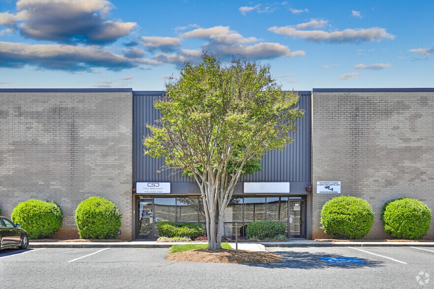 More Photos Of 807 Pressley Rd, Charlotte Unknown For Lease