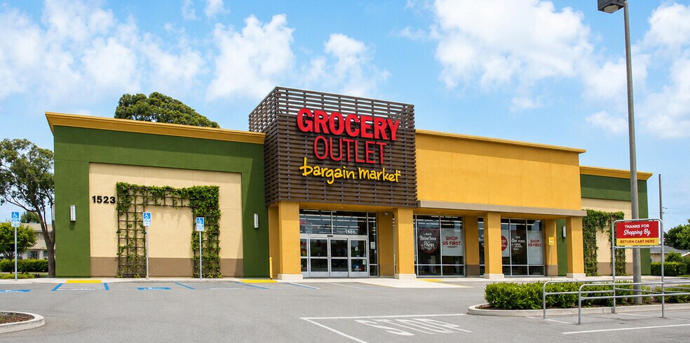 More Photos Of 1523 Fremont Blvd, Seaside Supermarket For Sale