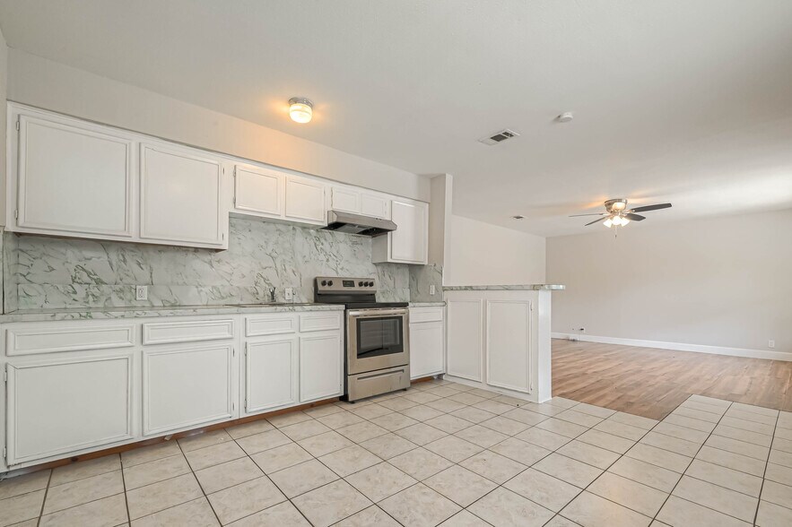 More Photos Of 8430 Round Rock Dr, Houston Apartments For Sale