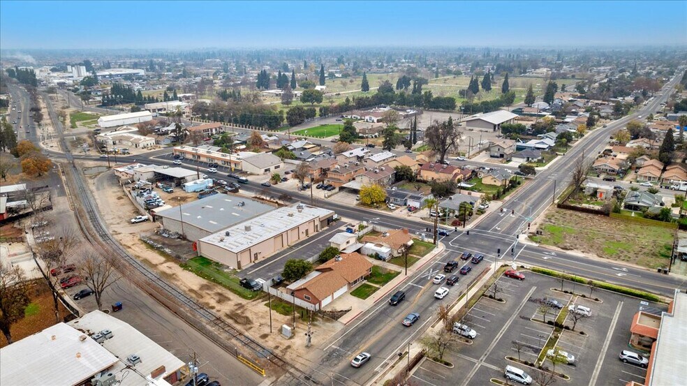 More Photos Of 1027 W Murray Ave, Visalia Service For Sale