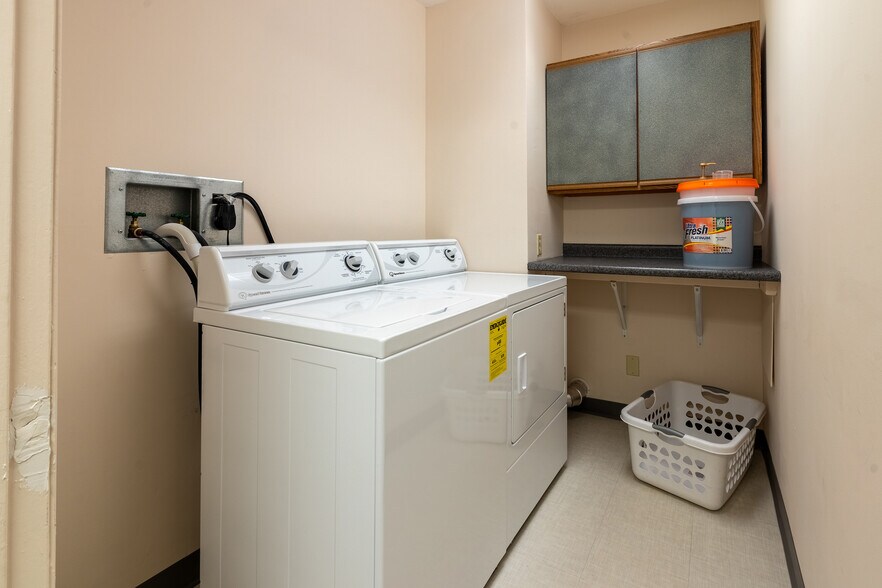 More Photos Of 808 W Prairie St, Marion Office For Sale