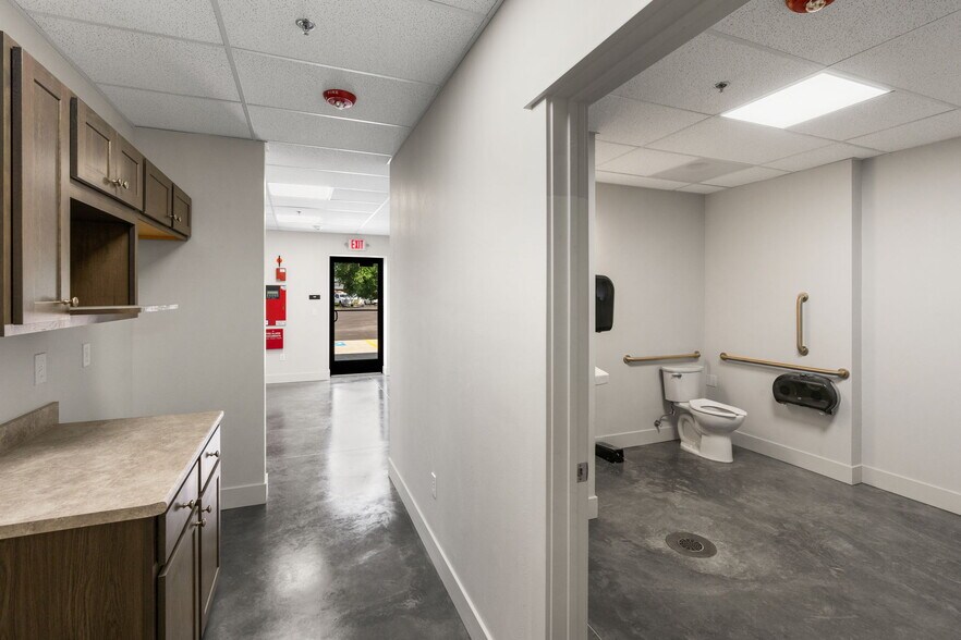 More Photos Of 880 Nicole st, Helena Distribution For Lease