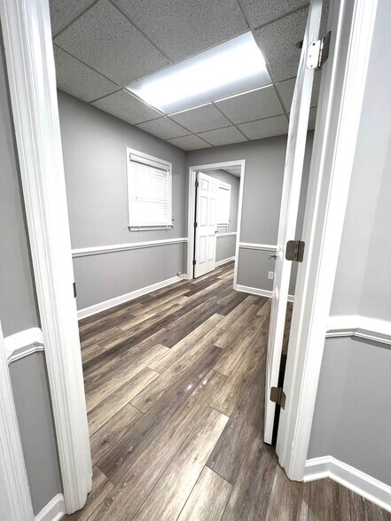 More Photos Of 1071 Cambridge Sq, Alpharetta Office For Sale