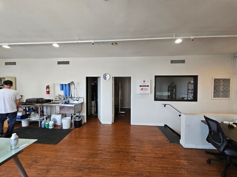 More Photos Of 2417 E 24th St, Los Angeles Warehouse For Lease