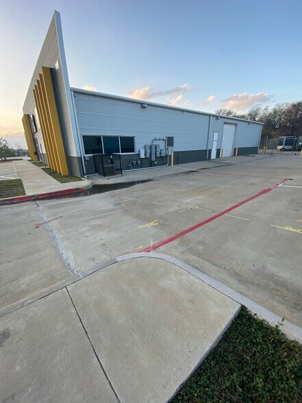 More Photos Of 3111 IH 30, Dallas Light Distribution For Lease