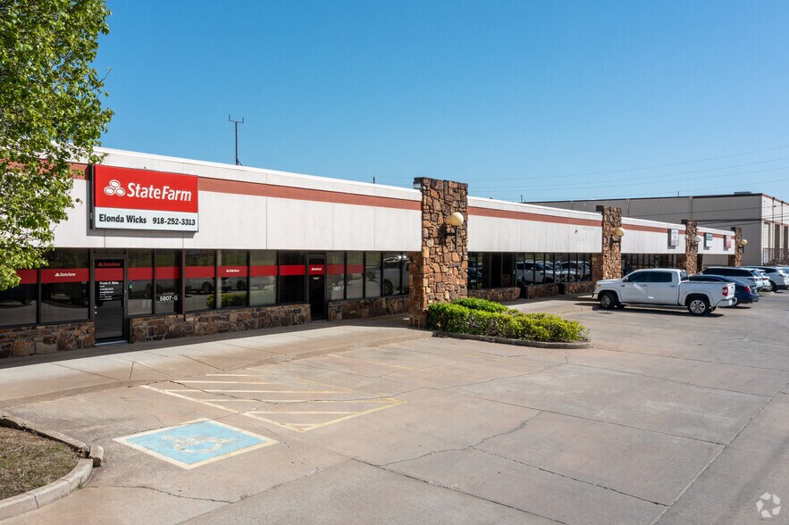More Photos Of 5800-5807 S Garnett Rd, Tulsa Showroom For Lease