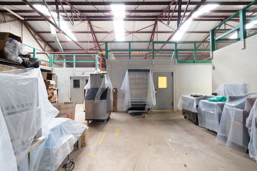 More Photos Of 2930 E Houston St, San Antonio Industrial For Sale