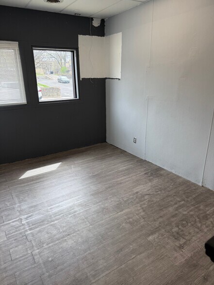 More Photos Of 127 E State St, Batavia Freestanding For Lease