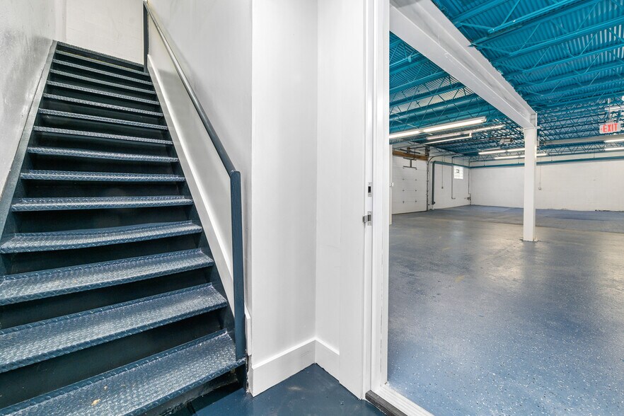 More Photos Of 3665 Central Pky, Cincinnati Warehouse For Sale