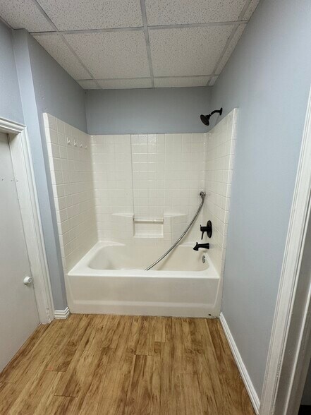 More Photos Of 115 Main st, Italy Office For Sale